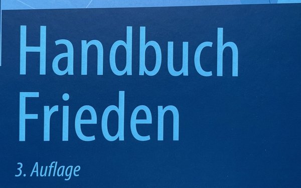 Bild zu Neuerscheinung: Handbuch Frieden, 3. aktualisierte und erweiterte Auflage jetzt erschienen